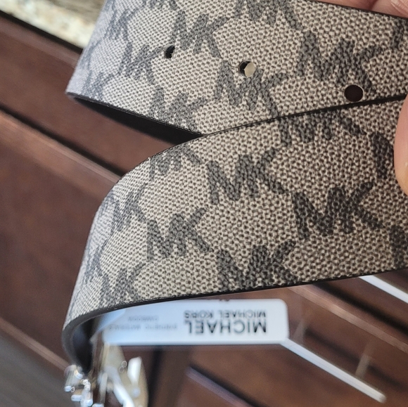 Michael Kors Reversible Belt - Picture 3 of 4